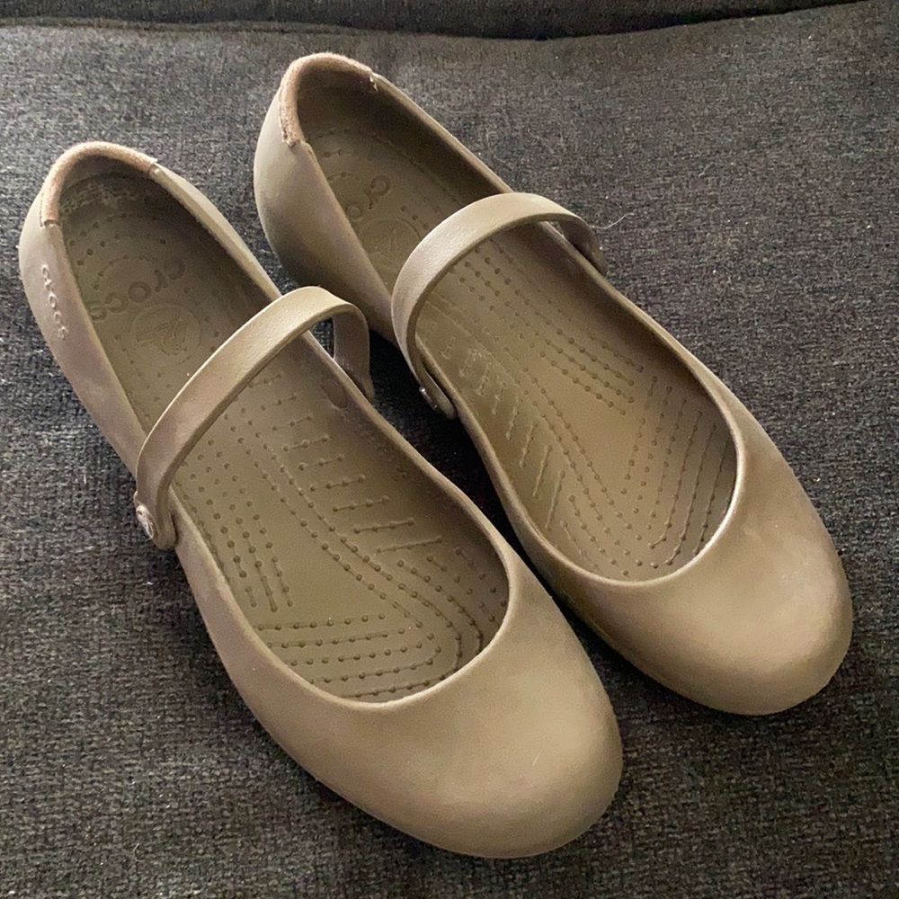 Croc mary-Jane shoes taupe/olive color.